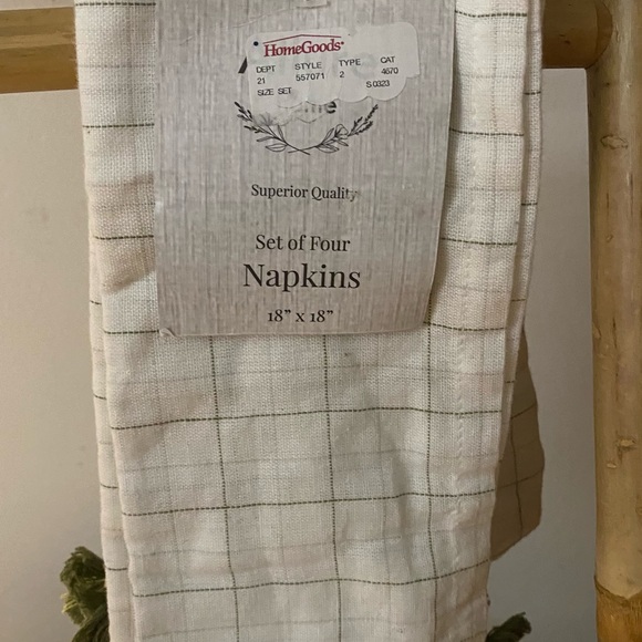 Superior Qualit
Set of Four Napkins 18" x 18" - Picture 2 of 3